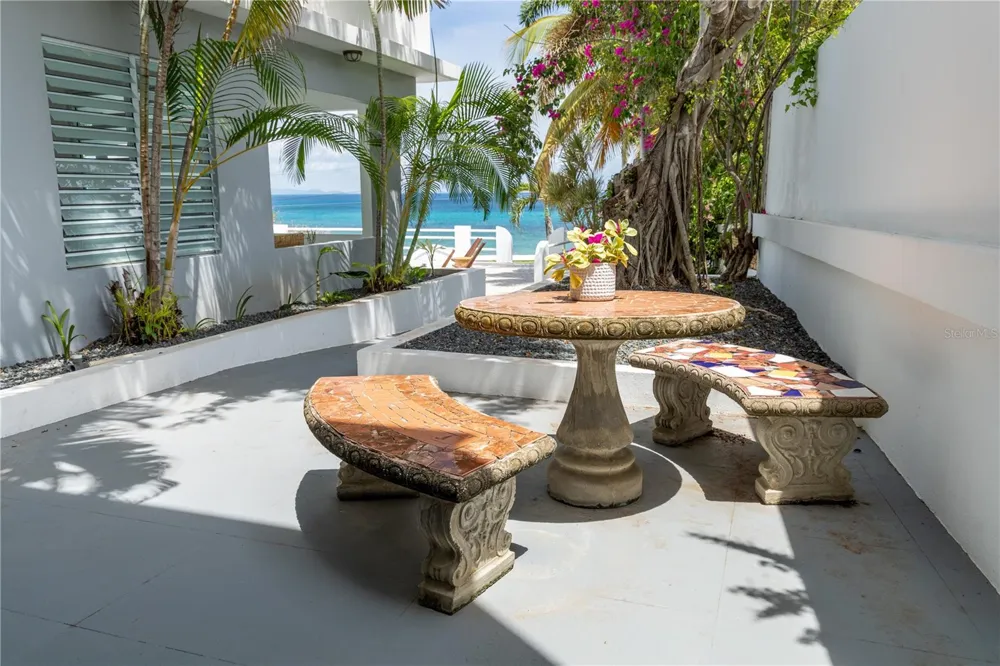 411 BRAVOS DE BOSTON Vieques, PR 00765