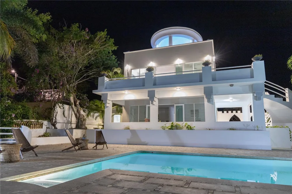411 BRAVOS DE BOSTON Vieques, PR 00765