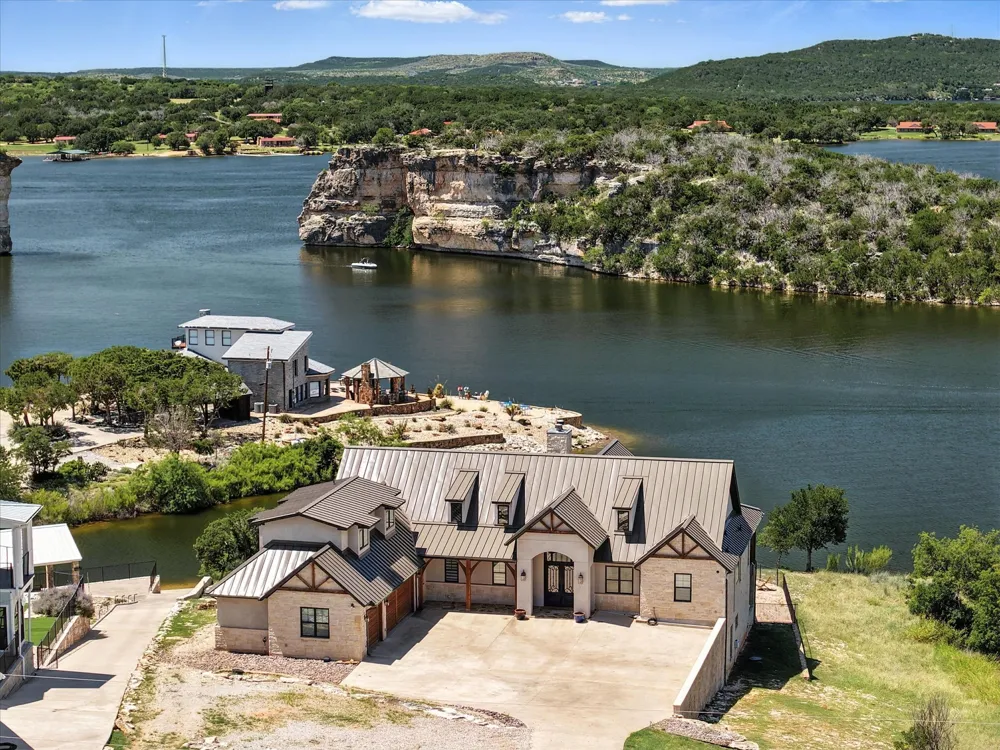 7105 W Hells Gate Drive Strawn, TX 76475