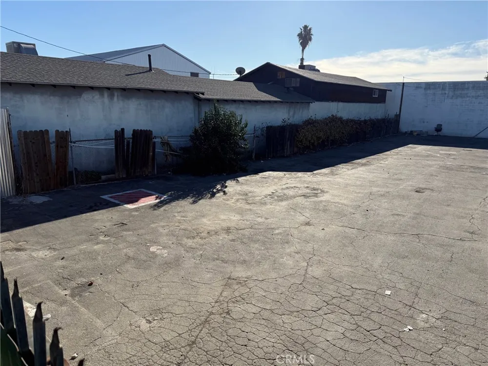 1284 E 3rd Pomona, CA 91766