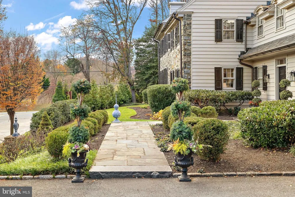 302 STONE BROOK DRIVE Wilmington, DE 19807