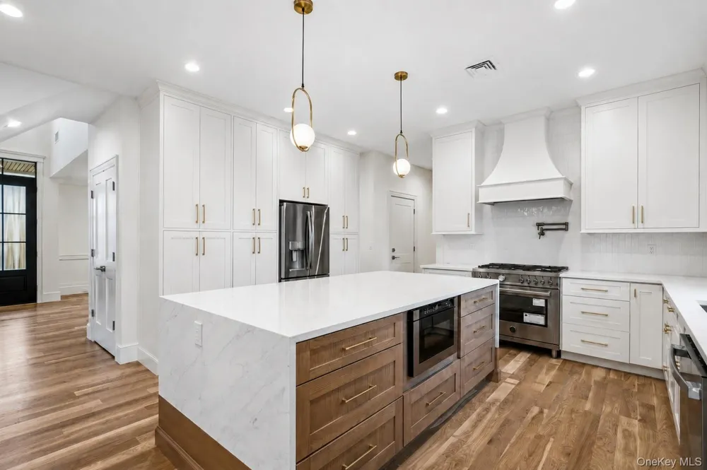908 Maple Lane East Meadow, NY 11554