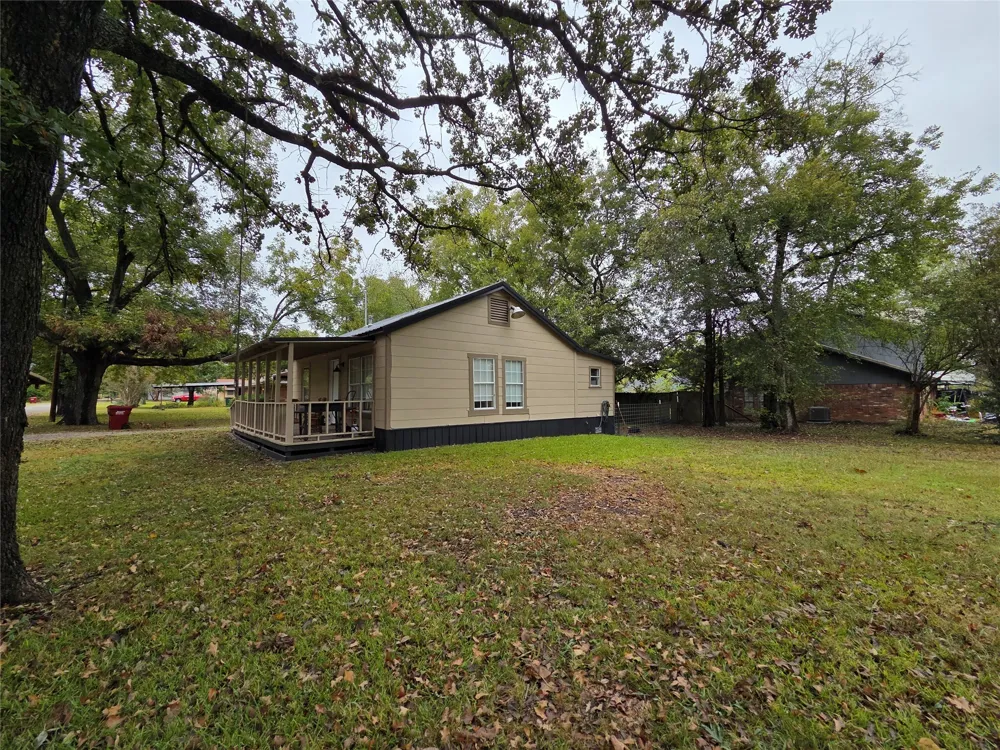 240 S College Street Deport, TX 75435