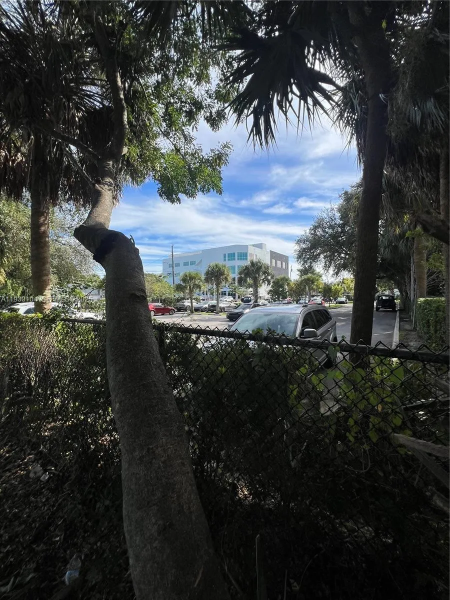 633 NW 14th Ter Fort Lauderdale, FL 33311