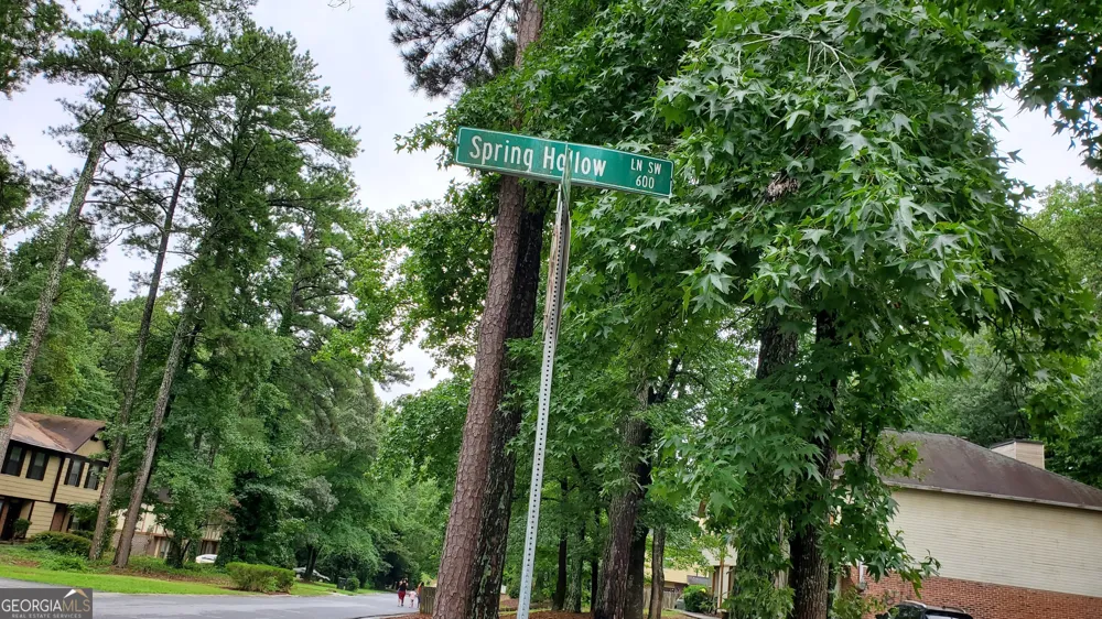 701 Springhollow LN SW Marietta, GA 30008