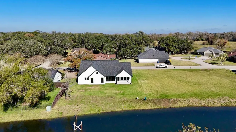 237 Crestview Drive West Columbia, TX 77486