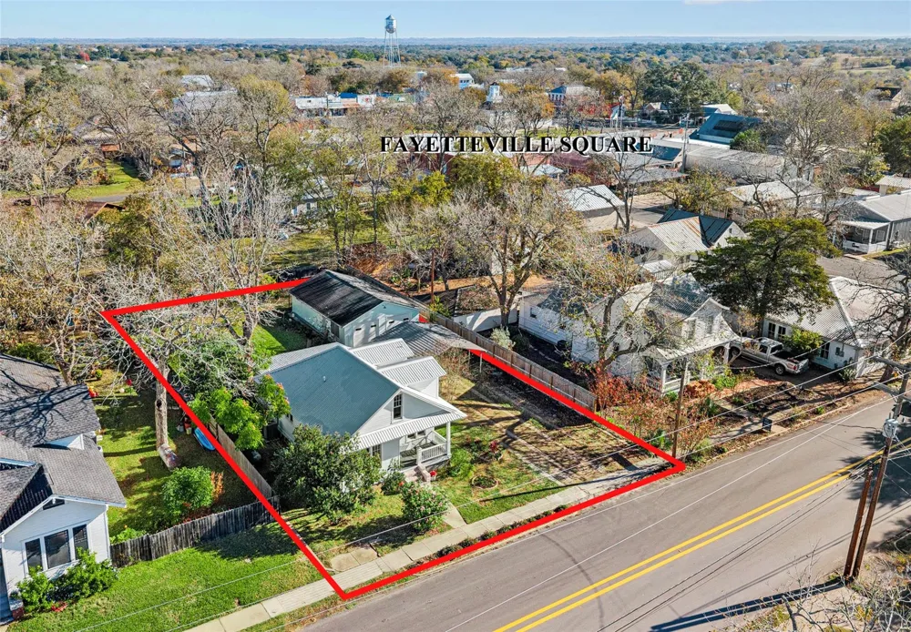 208 Rusk Street Fayetteville, TX 78940