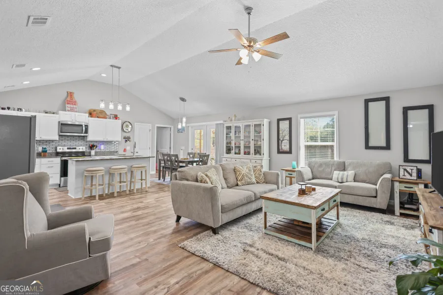 192 Hummingbird LN Jesup, GA 31545