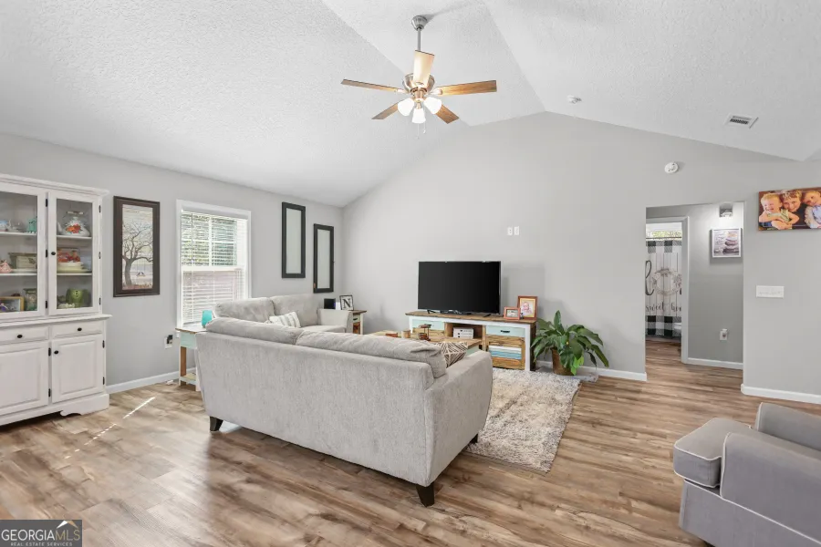 192 Hummingbird LN Jesup, GA 31545
