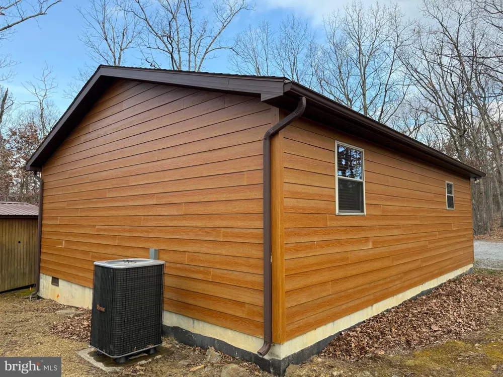 722 OAK HILL ROAD Berkeley Springs, WV 25411