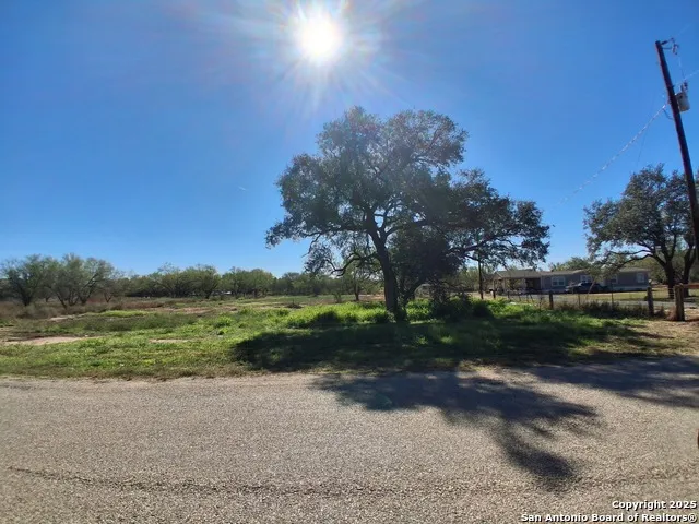 105 County Road 2671 Devine, TX 78016