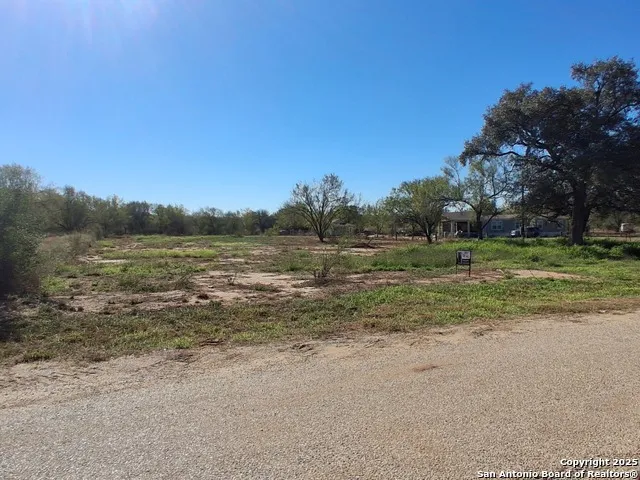 105 County Road 2671 Devine, TX 78016
