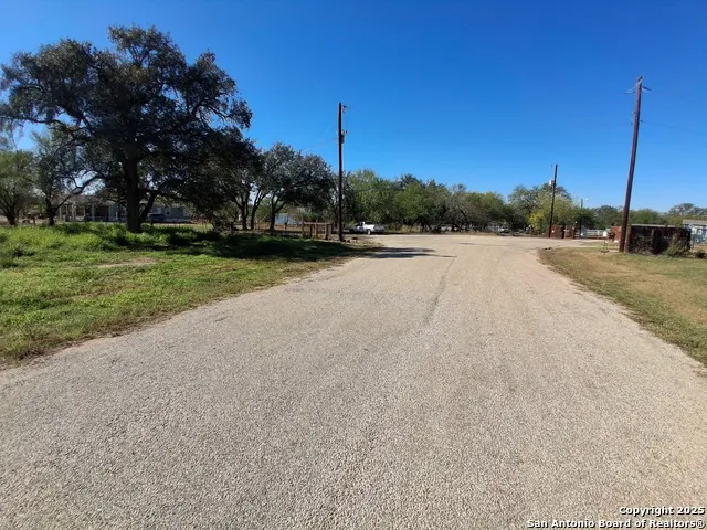 105 County Road 2671 Devine, TX 78016