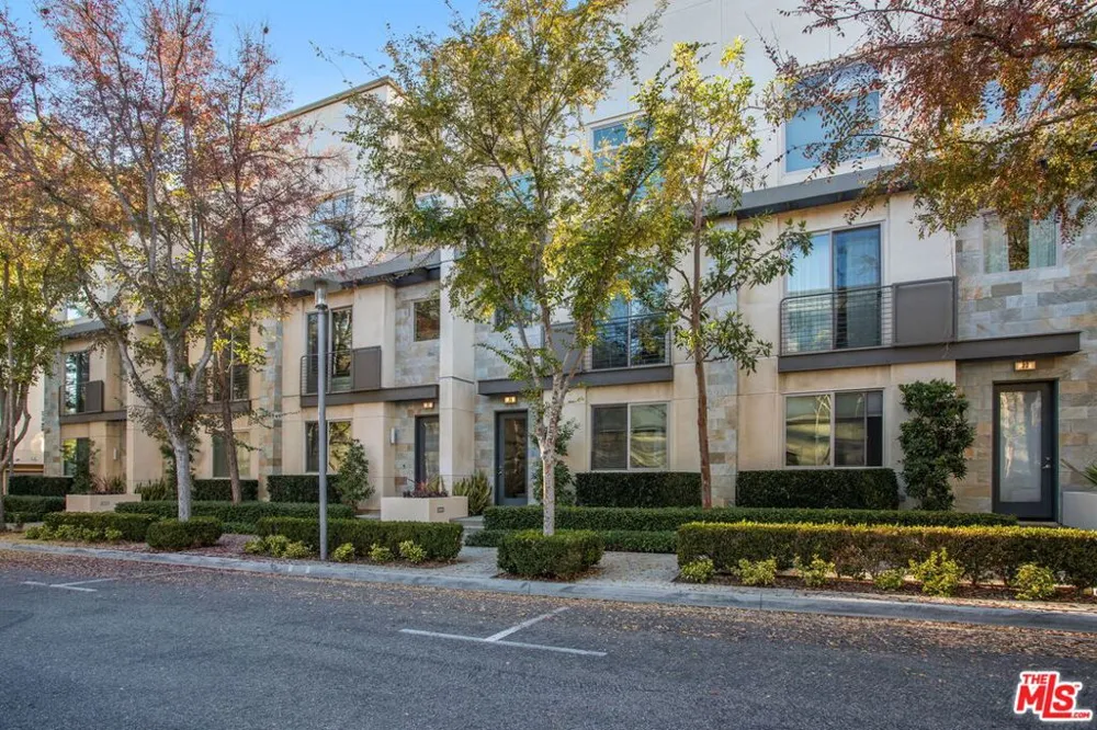 25 Delancy Irvine, CA 92612