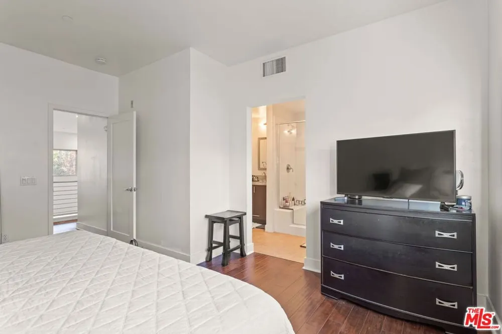 25 Delancy Irvine, CA 92612