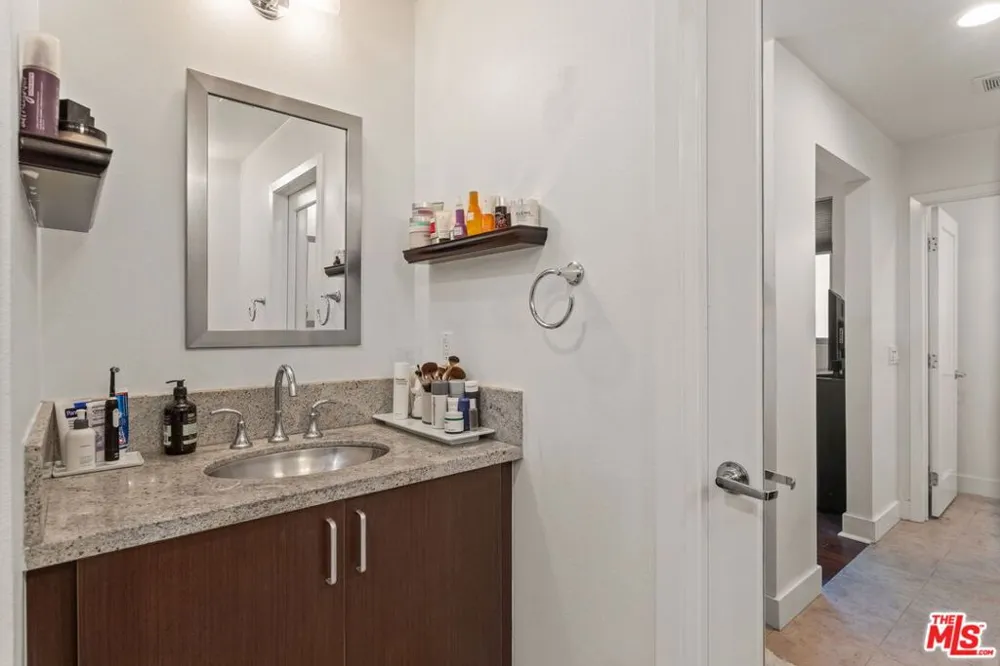 25 Delancy Irvine, CA 92612