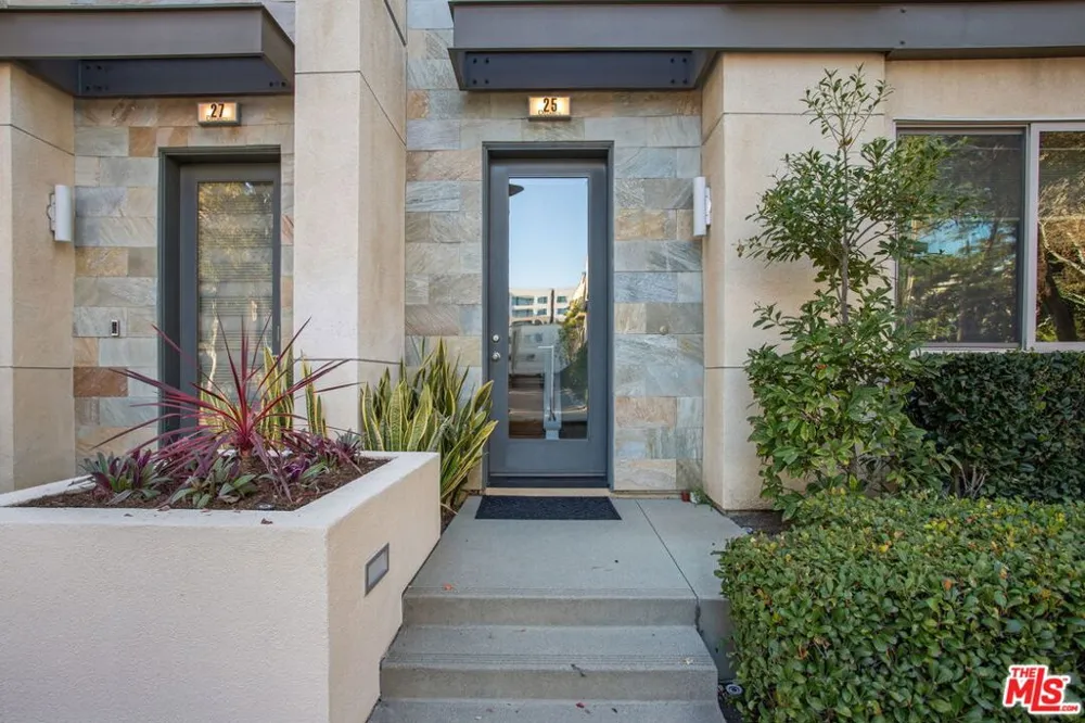 25 Delancy Irvine, CA 92612