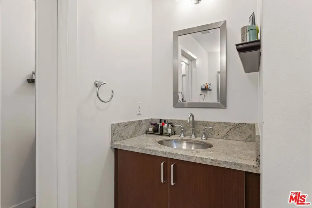 25 Delancy Irvine, CA 92612