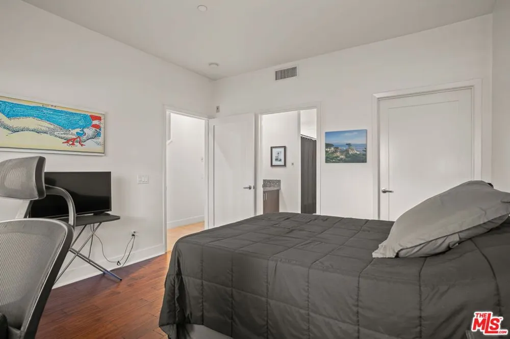 25 Delancy Irvine, CA 92612