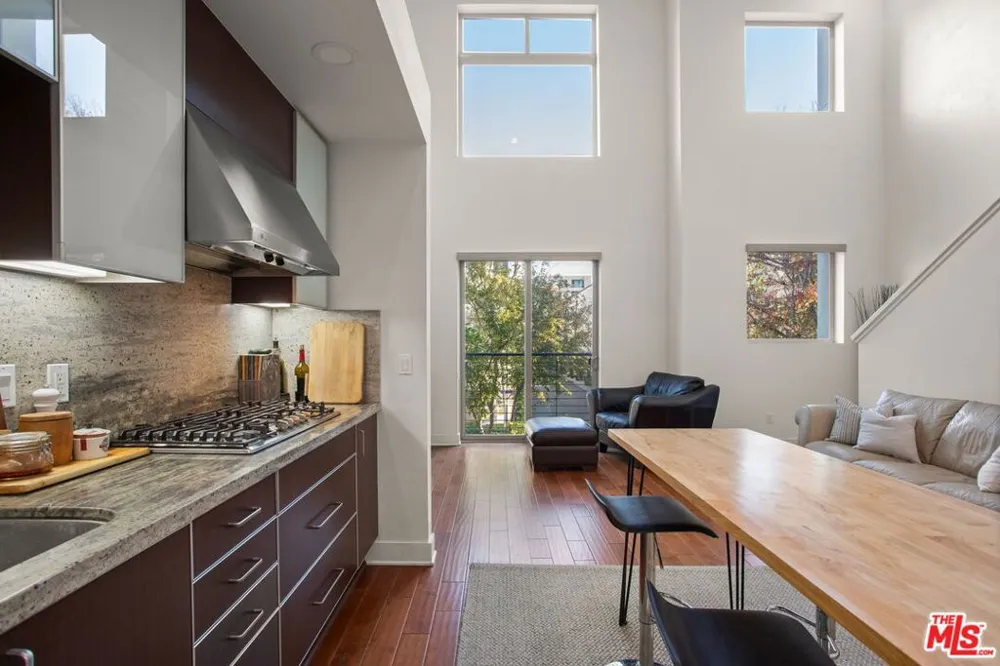 25 Delancy Irvine, CA 92612
