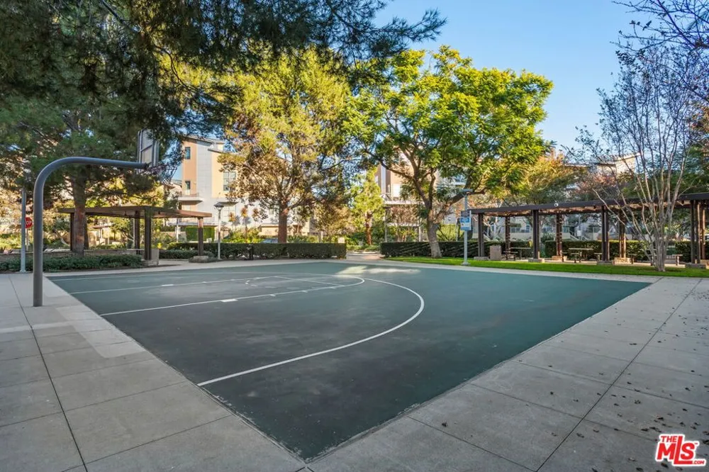 25 Delancy Irvine, CA 92612