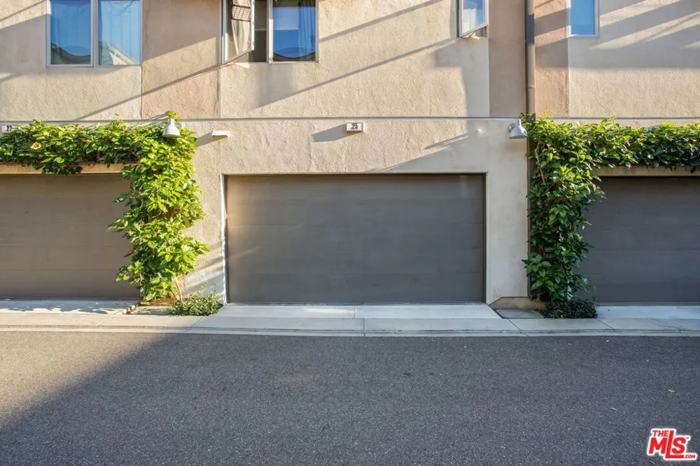 25 Delancy Irvine, CA 92612