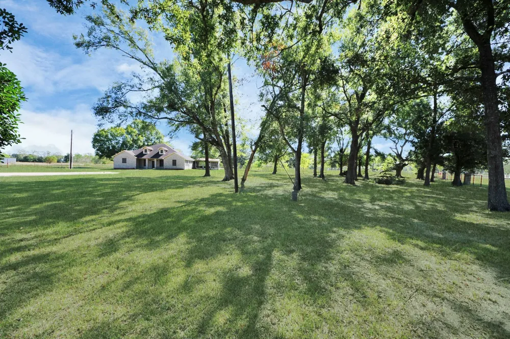 3607 S Main Street Anahuac, TX 77514