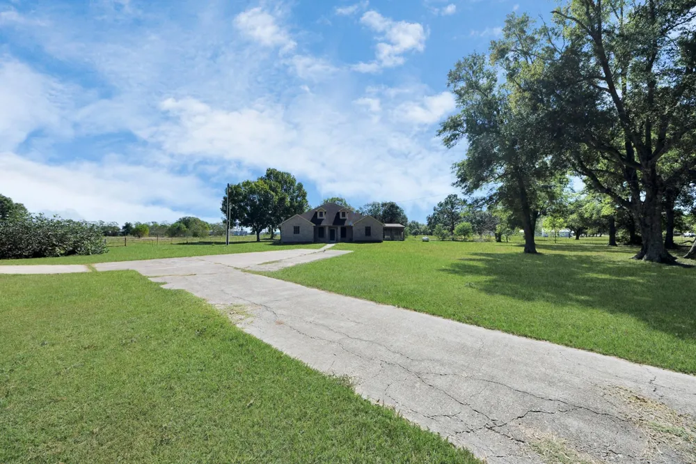 3607 S Main Street Anahuac, TX 77514