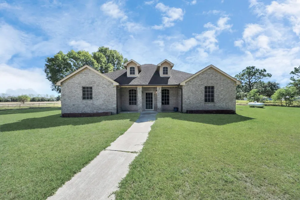 3607 S Main Street Anahuac, TX 77514