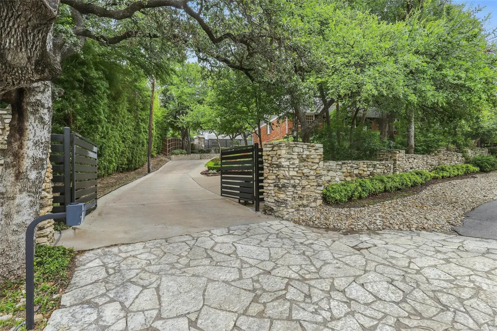 208 Rockwood Park Drive Fort Worth, TX 76107