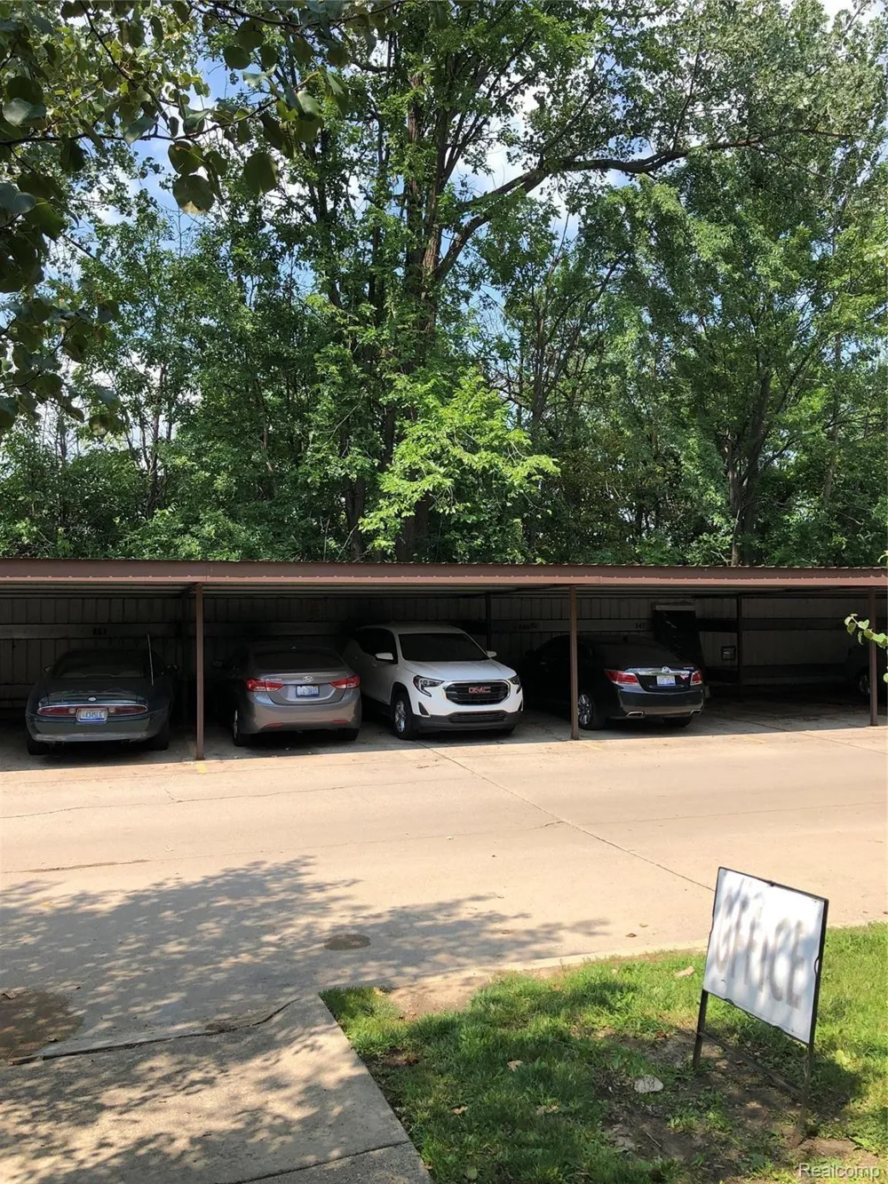 35471 HICKORY WOODS DR #6 Clinton Charter Township, MI 48035