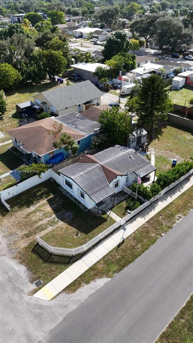 2444 Roosevelt St Hollywood, FL 33020