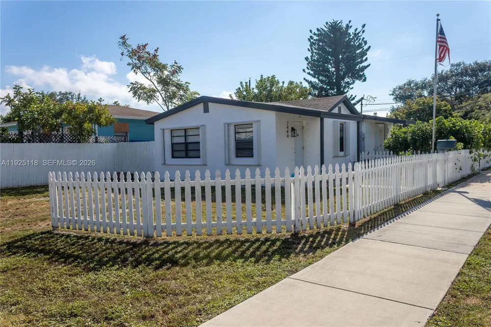 2444 Roosevelt St Hollywood, FL 33020