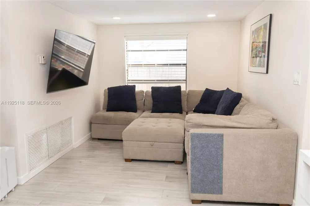 2444 Roosevelt St Hollywood, FL 33020