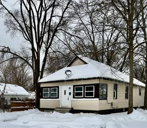 828 W Larch Avenue