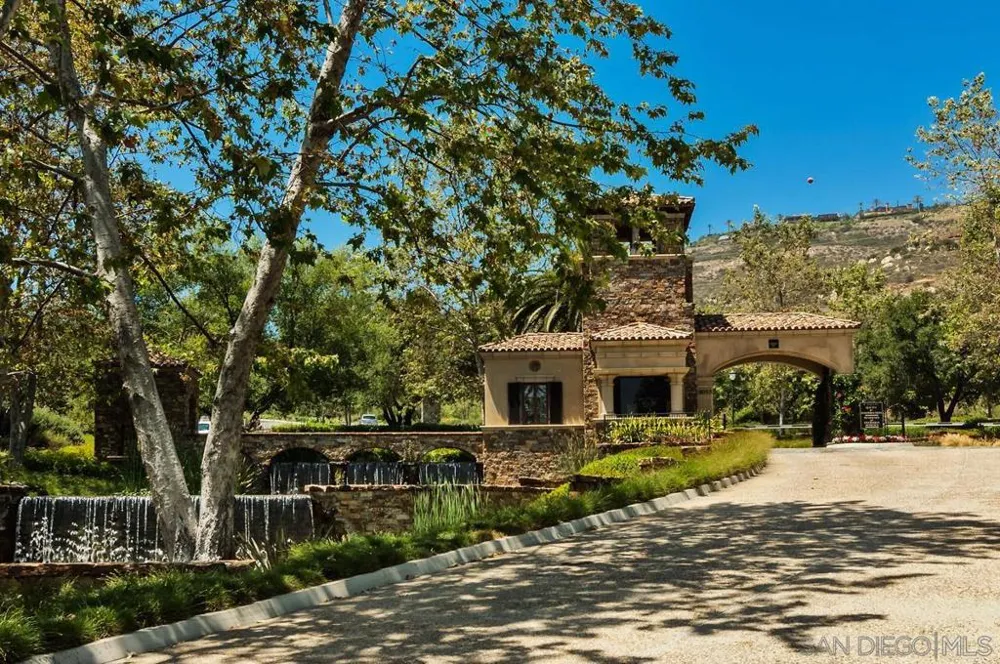 8737 Via Rancho Cielo Rancho Santa Fe, CA 92067