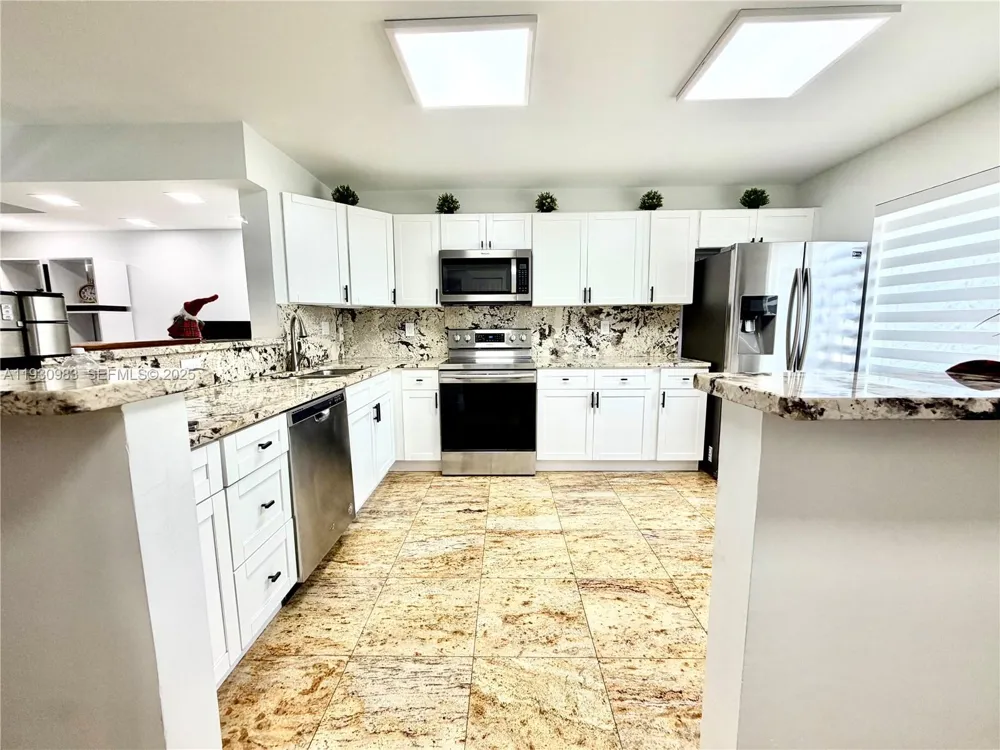 934 NE 27th Ave Hallandale Beach, FL 33009
