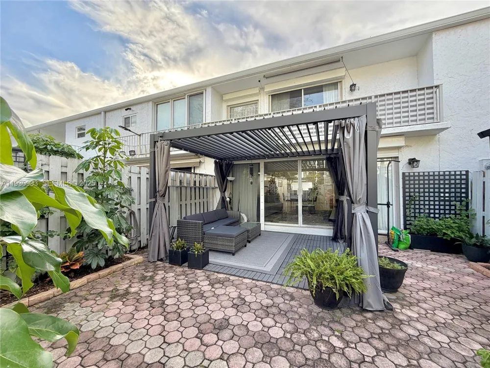 934 NE 27th Ave Hallandale Beach, FL 33009