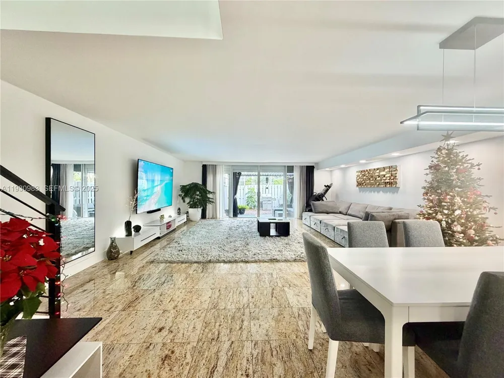 934 NE 27th Ave Hallandale Beach, FL 33009