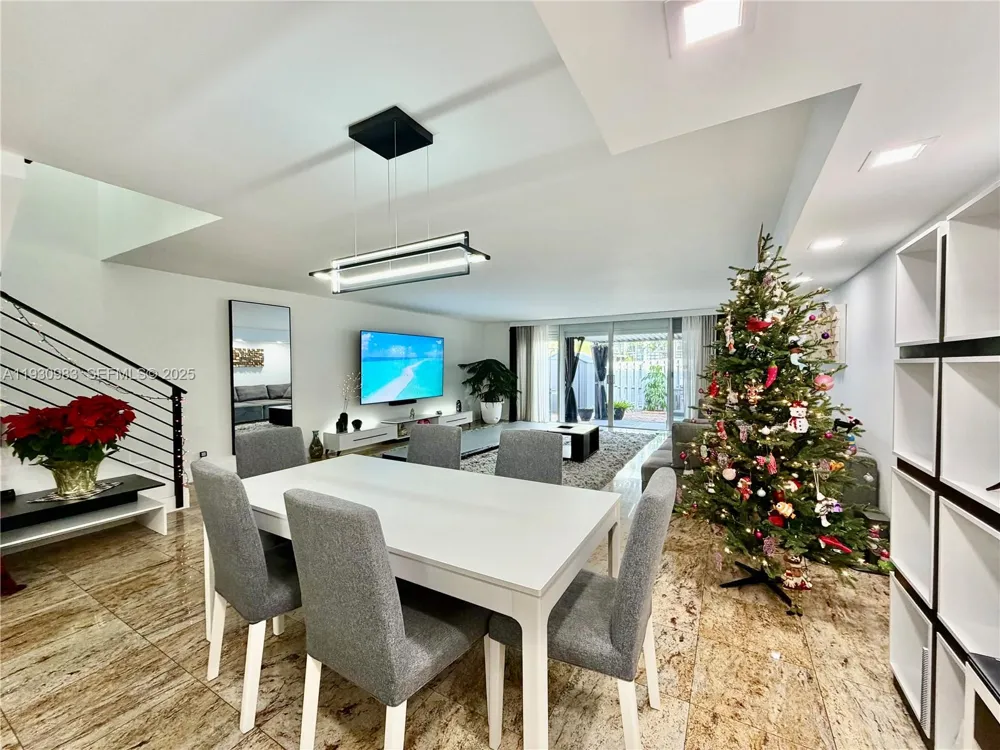 934 NE 27th Ave Hallandale Beach, FL 33009