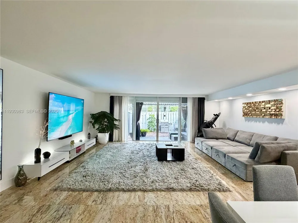 934 NE 27th Ave Hallandale Beach, FL 33009