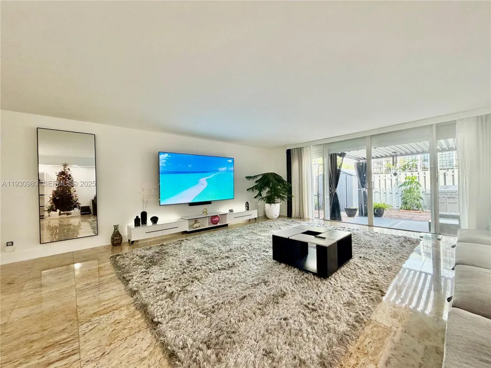 934 NE 27th Ave Hallandale Beach, FL 33009