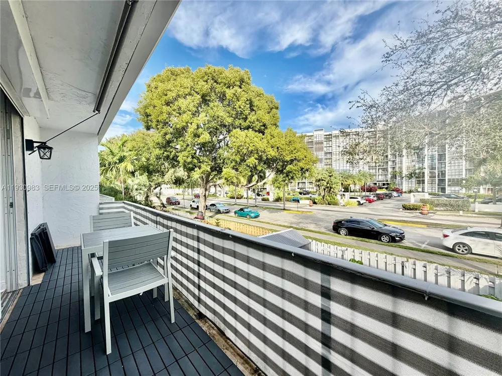 934 NE 27th Ave Hallandale Beach, FL 33009