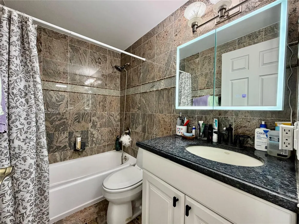 934 NE 27th Ave Hallandale Beach, FL 33009