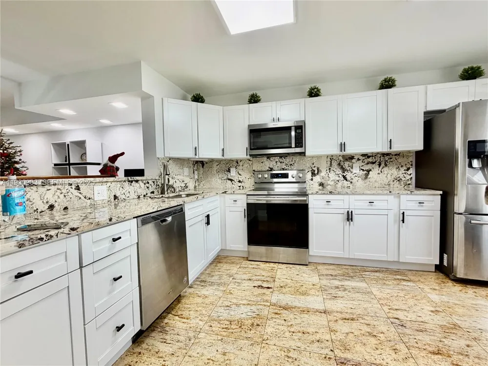 934 NE 27th Ave Hallandale Beach, FL 33009