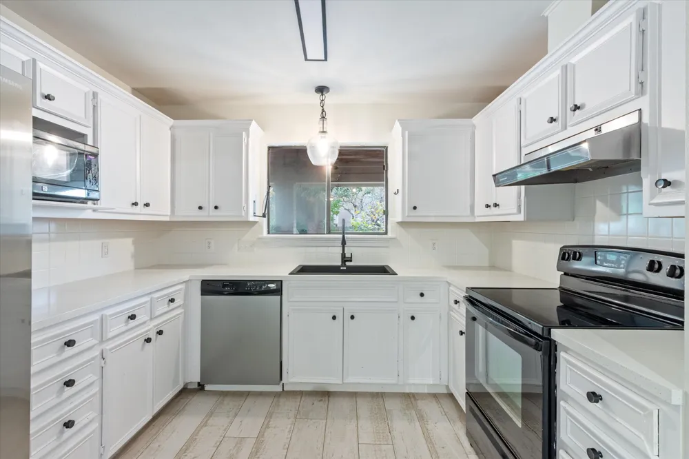 109 White Sands Drive Lakeway, TX 78734