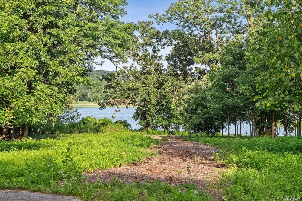 31 Factory Pond Road Locust Valley, NY 11560