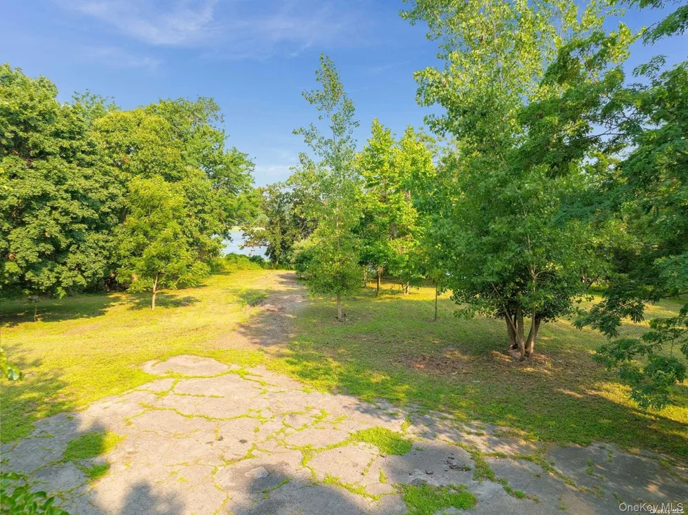 31 Factory Pond Road Locust Valley, NY 11560