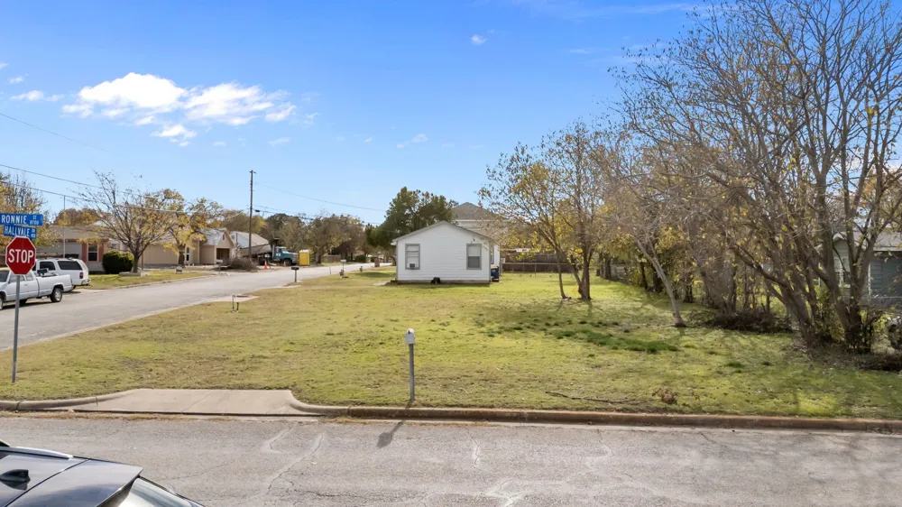 8707 Ronnie Street White Settlement, TX 76108