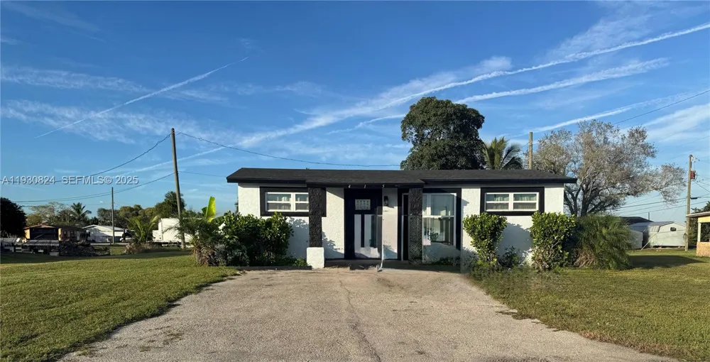 415 SE 4th St South Bay, FL 33493